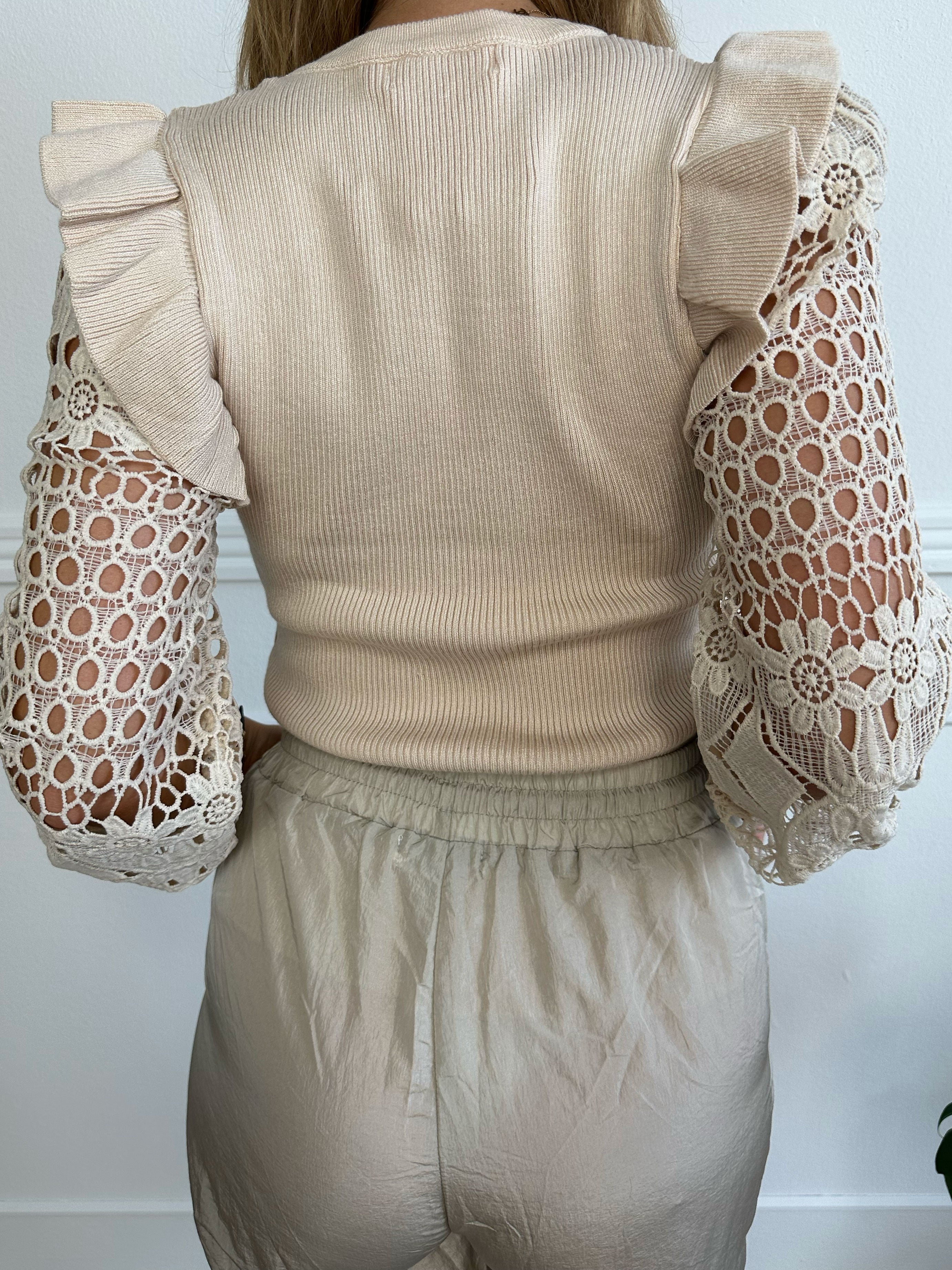 Diamond - Strikbluse med broderet ærmer og flæsedetaljer